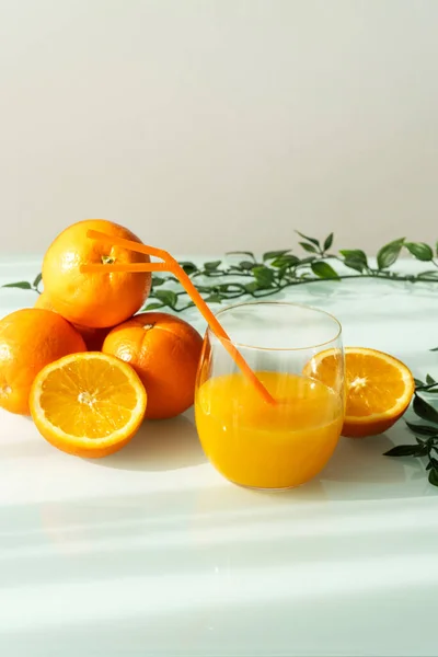 Апельсиновый Сок Стакане Окружении Натуральных Апельсинов Некоторых Зеленых Листьев Естественным — стоковое фото