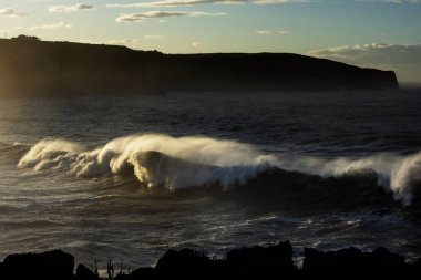 Büyük dalgalar İspanya 'nın kuzeyinde, Cantabria' da kayalıklara çarpıp patlıyor.