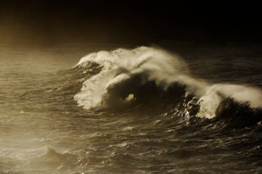 Büyük dalgalar İspanya 'nın kuzeyinde, Cantabria' da kayalıklara çarpıp patlıyor.