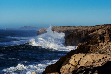 Büyük dalgalar İspanya 'nın kuzeyinde, Cantabria' da kayalıklara çarpıp patlıyor.