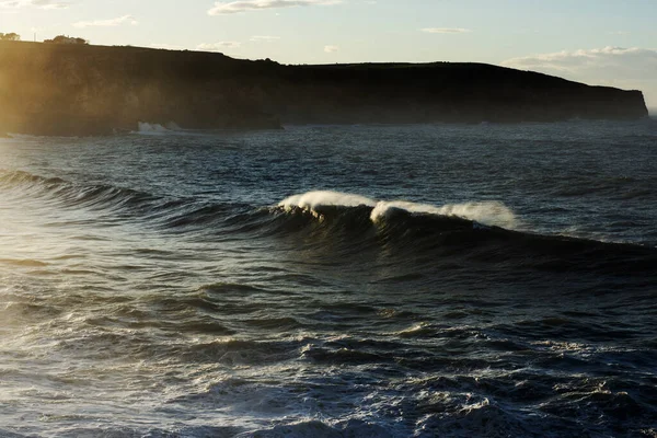 Τεράστια Κύματα Χτυπούν Τον Γκρεμό Και Εκρήγνυνται Στην Κανταβρία Βόρεια — Φωτογραφία Αρχείου
