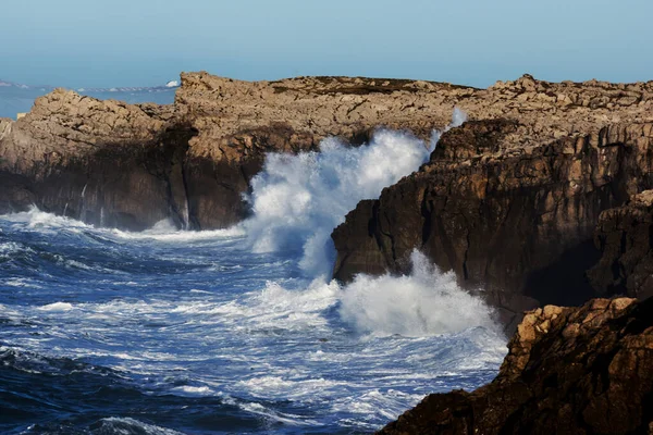 Riesige Wellen Schlagen Auf Klippe Und Explodieren Kantabrien Nordspanien — Stockfoto