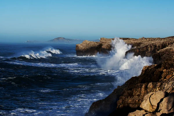 Riesige Wellen Schlagen Auf Klippe Und Explodieren Kantabrien Nordspanien — Stockfoto