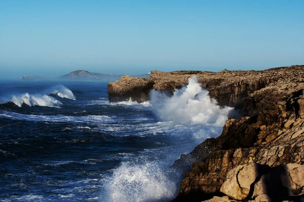 Riesige Wellen Schlagen Auf Klippe Und Explodieren Kantabrien Nordspanien — Stockfoto