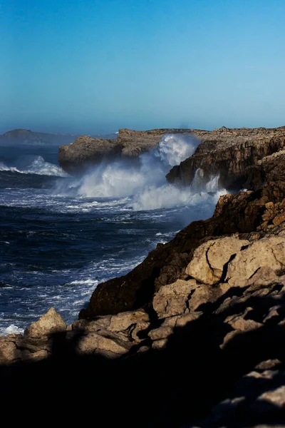 Riesige Wellen Schlagen Auf Klippe Und Explodieren Kantabrien Nordspanien — Stockfoto