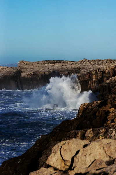 Riesige Wellen Schlagen Auf Klippe Und Explodieren Kantabrien Nordspanien — Stockfoto