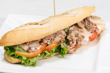 Restoranda beyaz bir masa örtüsü üzerinde mayonez salatası.