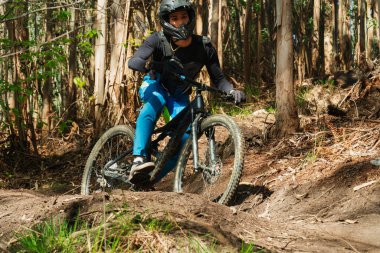 Ormanda dağ bisikletiyle gezen Latin bir motorcu.
