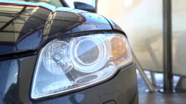 Oto yıkamada siyah bir spor arabanın derin temizliği ve yıkanması.