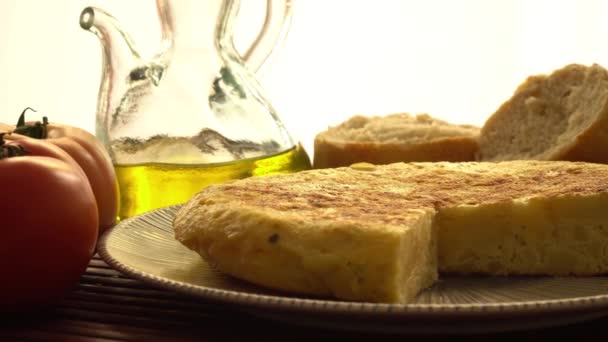 Španělská Tortilla Rajčaty Česnekem Chlebem Cibulí Skleněnou Sklenicí Olivového Oleje — Stock video