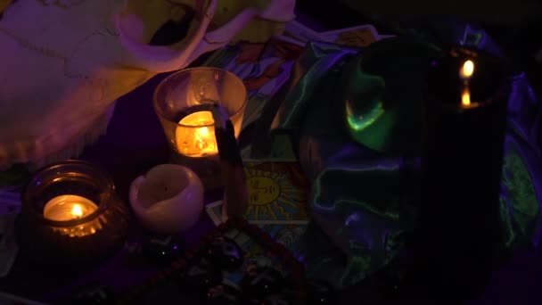 Фиолетовый Стол Таро Картами Рунами Будущим Хрустальным Шаром Коровий Череп — стоковое видео