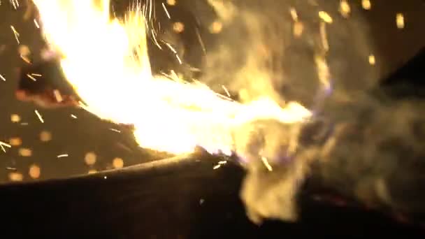 燃烧的容器被木棍敲打着 夜间慢慢地发出火花 — 图库视频影像