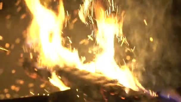 Arderea Containerului Bătut Băț Lemn Făcând Scântei Mișcare Lentă Timpul — Videoclip de stoc