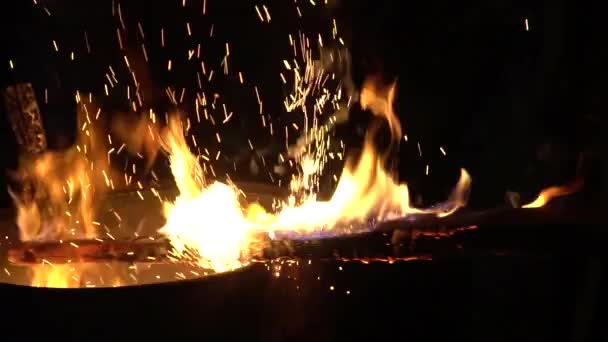 Brennender Behälter Der Von Holzstäben Geschlagen Wird Und Zeitlupe Funkelt — Stockvideo