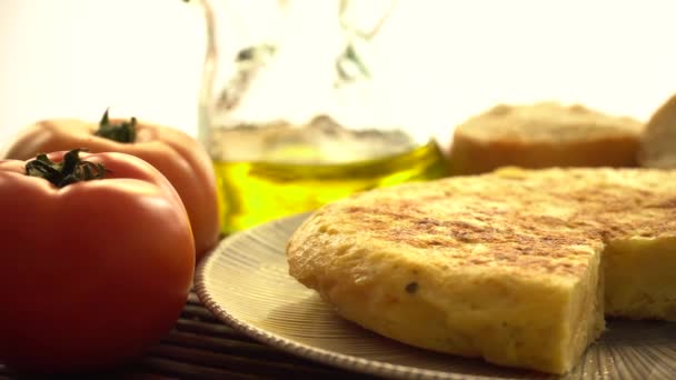 Tortilla Española Con Tomates Ajo Pan Cebolla Frasco Aceite Oliva — Vídeos de Stock