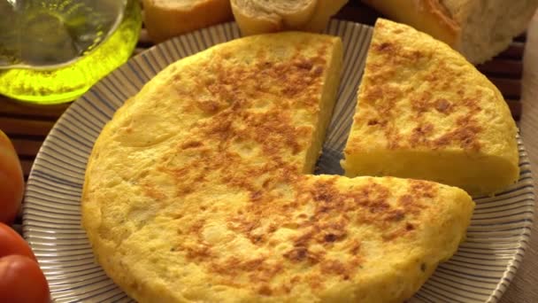 Spanyol Tortilla Paradicsommal Fokhagymával Kenyérrel Hagymával Egy Üveg Olívaolajjal Könnyű — Stock videók