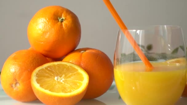 Pomerančová Šťáva Sklenici Obklopená Přírodními Pomeranči Přirozeným Slunečním Světlem Bílé — Stock video