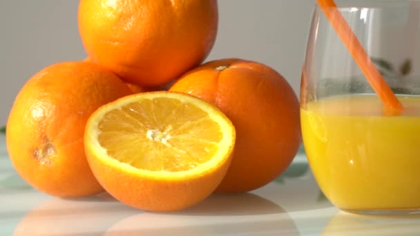 Pomerančová Šťáva Sklenici Obklopená Přírodními Pomeranči Přirozeným Slunečním Světlem Bílé — Stock video