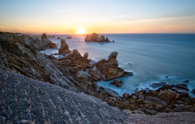 Cantabria 'nın kırık sahillerinde güzel bir gün batımı