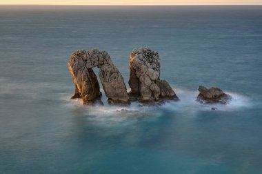 Cantabria 'nın kırık sahillerinde güzel bir gün batımı
