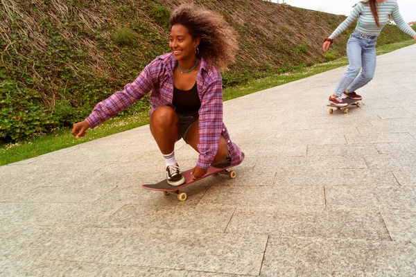 Zwei Jugendliche Skaterfreunde Afro Und Kaukasier Skaten Und Amüsieren Sich — Stockfoto