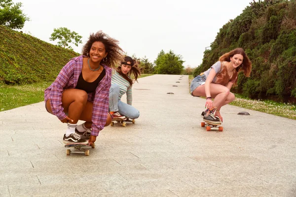 Drei Jugendliche Skaterfreunde Afro Und Kaukasier Skaten Und Amüsieren Sich — Stockfoto