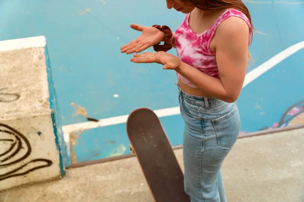 十代のスケーターの女の子のスケートとスケートパークで楽しんで — ストック写真