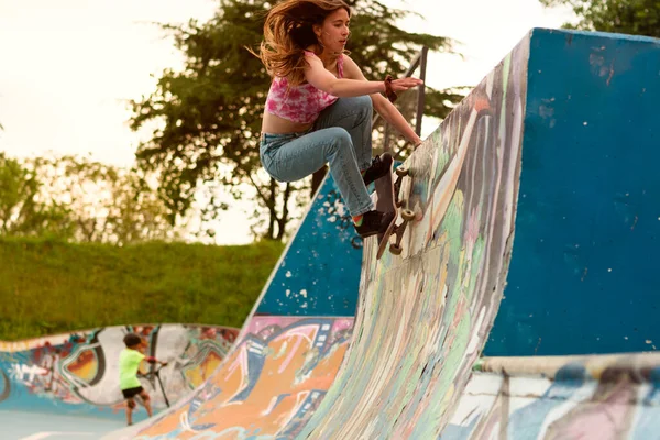 Adolescente Skatista Menina Patinando Uma Rampa Parque Skate — Fotografia de Stock