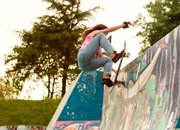 Niña Patinadora Adolescente Patinando Una Rampa Parque Skate — Foto de Stock