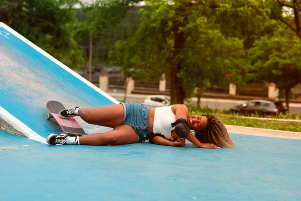 Afro Teenager Skater Mädchen Skaten Und Lächeln Einem Skatepark — Stockfoto