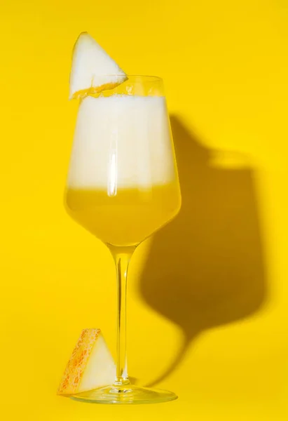 Cocktail Melão Copo Vinho Com Pedaços Melão Sombras Duras Fundo — Fotografia de Stock