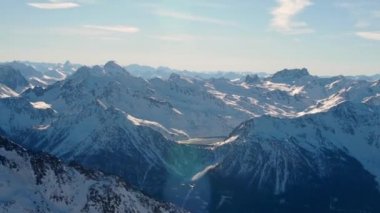 Val Thorens 'taki dağ manzarası, güneşli hava merceksiz, parlayan ışık.