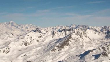 Val Thorens 'taki dağ manzarası ve pist dışı yollar, güneşli hava