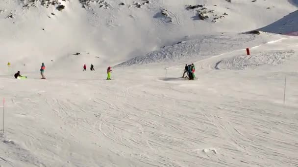 法国Val Thorens 2020年1月8日 在阳光灿烂的一天 一群滑雪者在斜坡上拍照 — 图库视频影像