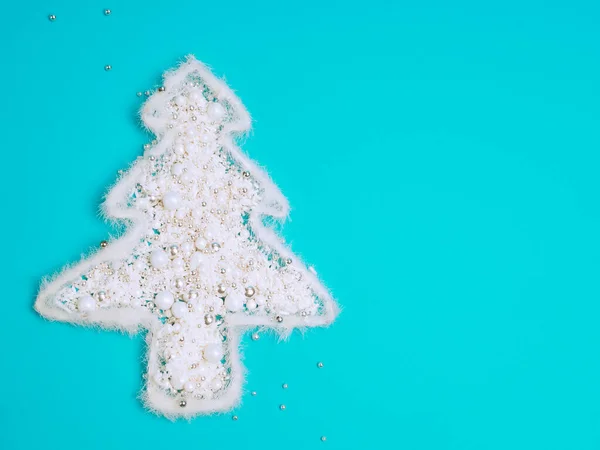 Christmas Tree Made White Silver Beads Blue Background Flat Lay — Stock Photo, Image