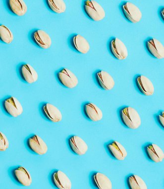 Mavi arka planda kurumuş fıstık deseni