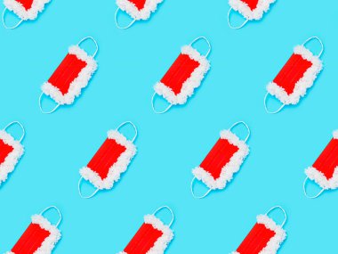 Mavi arka planda beyaz desenli kürkü olan Noel Baba için kusursuz kırmızı koruyucu maske.