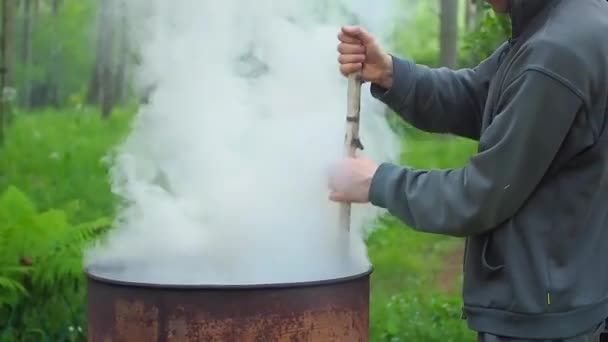 鉄の樽に火をつけ — ストック動画