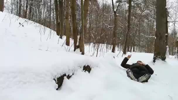 冬の公園でチューブ トリック 男の子は春のボードからチューブにジャンプし 彼の電話でこのアクションを削除嘘をつく男 上を飛ぶ — ストック動画