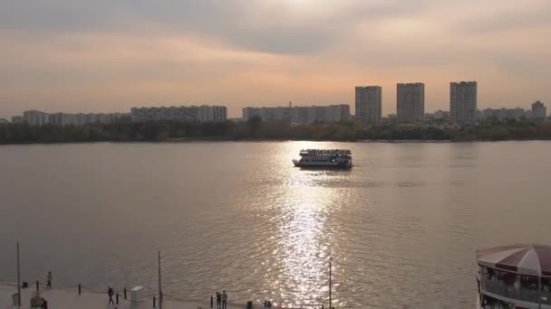 De verplaatsing van pleziervaart langs de rivier de Moskva — Stockvideo