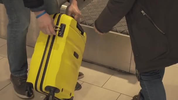 Entrega de bagagem no check-in — Vídeo de Stock