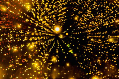 arkaplan sarı ve turuncu ışıklarla, çerçevenin merkezinden uzaklaşır