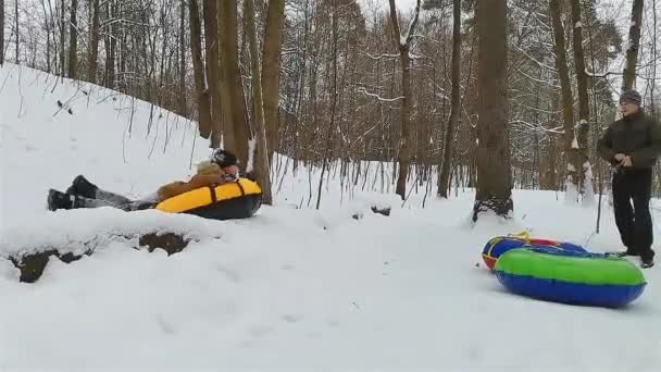 Schläuche im Winterpark — Stockvideo