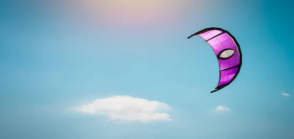 Pembe uçurtma mavi gökyüzü, güneş ve bulutlar, bayrak