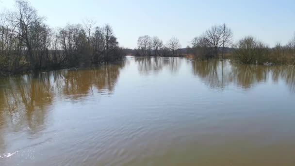 Inundación del río, vista desde el puente, agua marrón, corriente rápida, riberas inundadas — Vídeo de stock