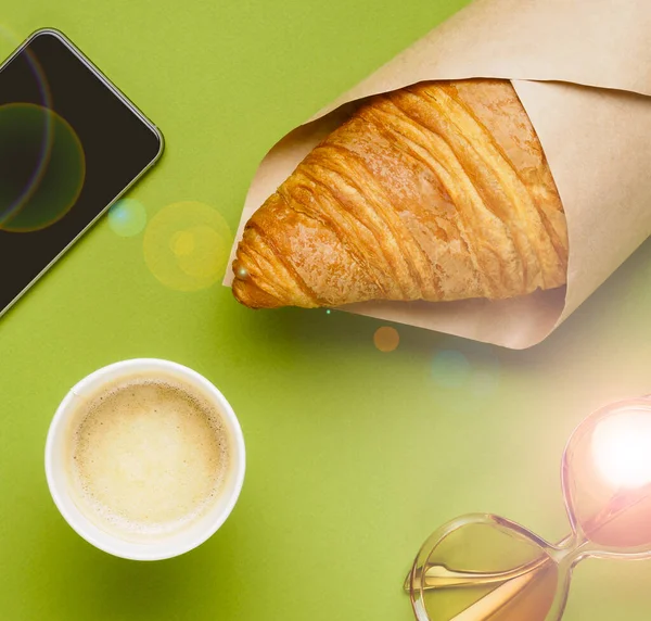 Taza de papel de café, croissant, teléfono, gafas de sol — Foto de Stock