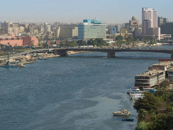 Nil Nehri ve doğu kıyısındaki 6 Ekim köprüsünün gündüz görüntüsü