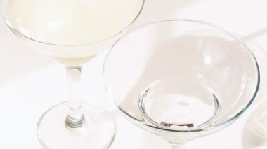 Kokteyl bardaklarını çırpılmış kütle ile dolduruyorum..