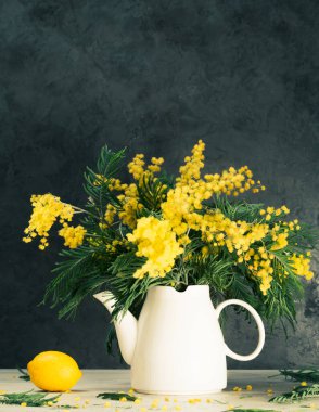 durgun hayat - akasya, beyaz çaydanlık ve limon, gri arka planda