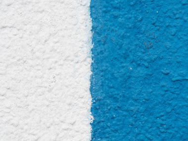 arkaplan - boyanmış beton, iki renk - beyaz ve mavi